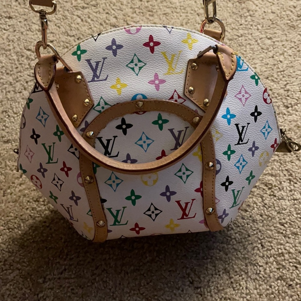 Used LV purse— NOT AUTHENTIC A REPRODUCTION